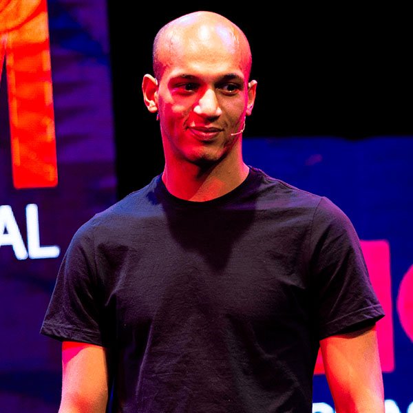 Lério Cunha speaking as a motivational keynote speaker at a national convention