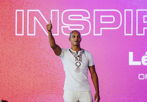Motivational speaker Lério Cunha inspiring professionals at a business event