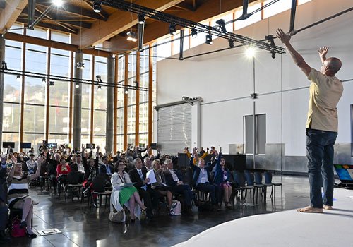 Keynote speaker Lério Cunha on stage at a corporate leadership conference