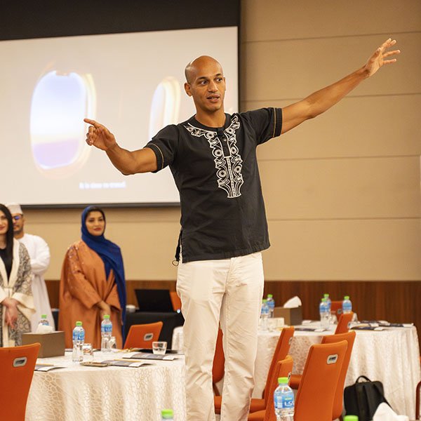Dynamic presentation by corporate speaker Lério Cunha on leadership and attitude
